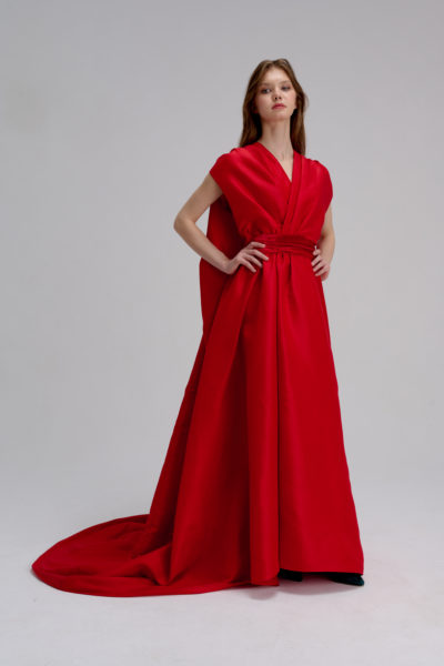 Красное платье-мантия