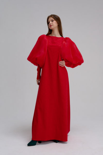 Красное платье «в пол» с пышными рукавами