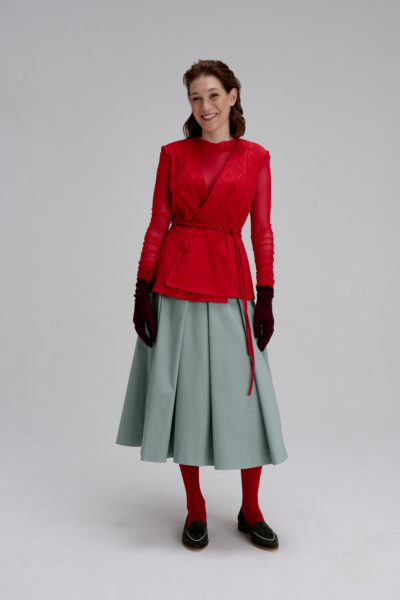 Красный жаккардовый жилет с юбкой защитного цвета